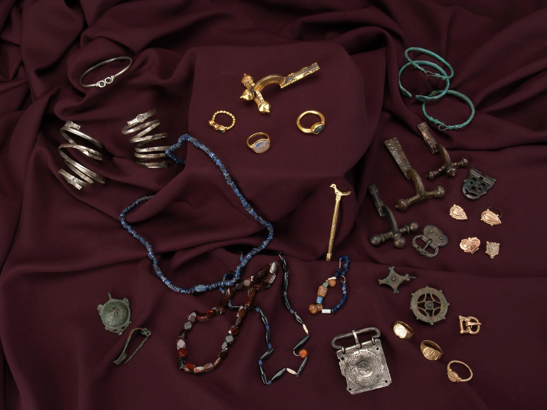 Накит и делови од облека, I-VI век, лок. Скупи