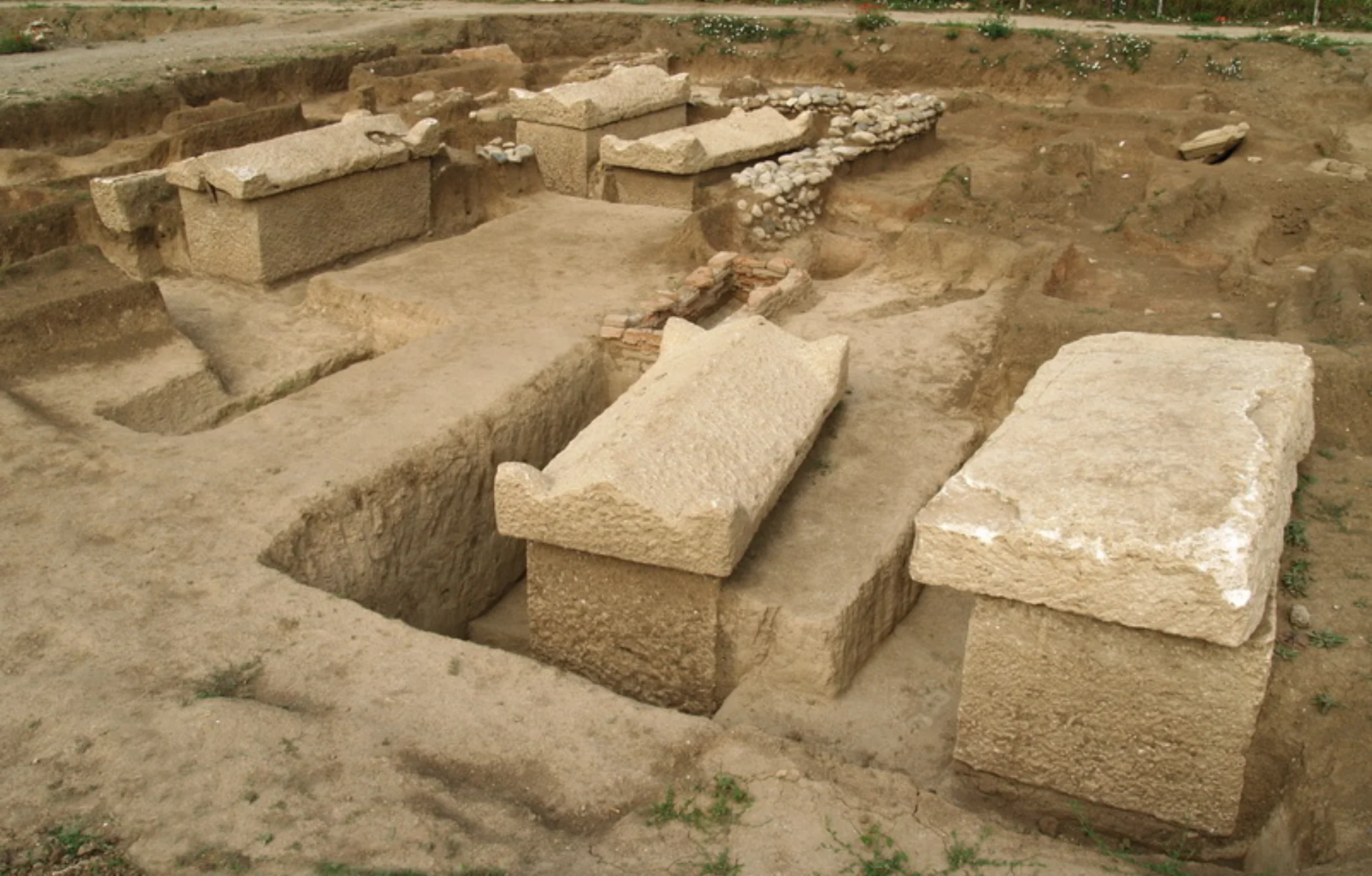 Погребување во камени саркофази, лок. Скупи, југоисточна некропола