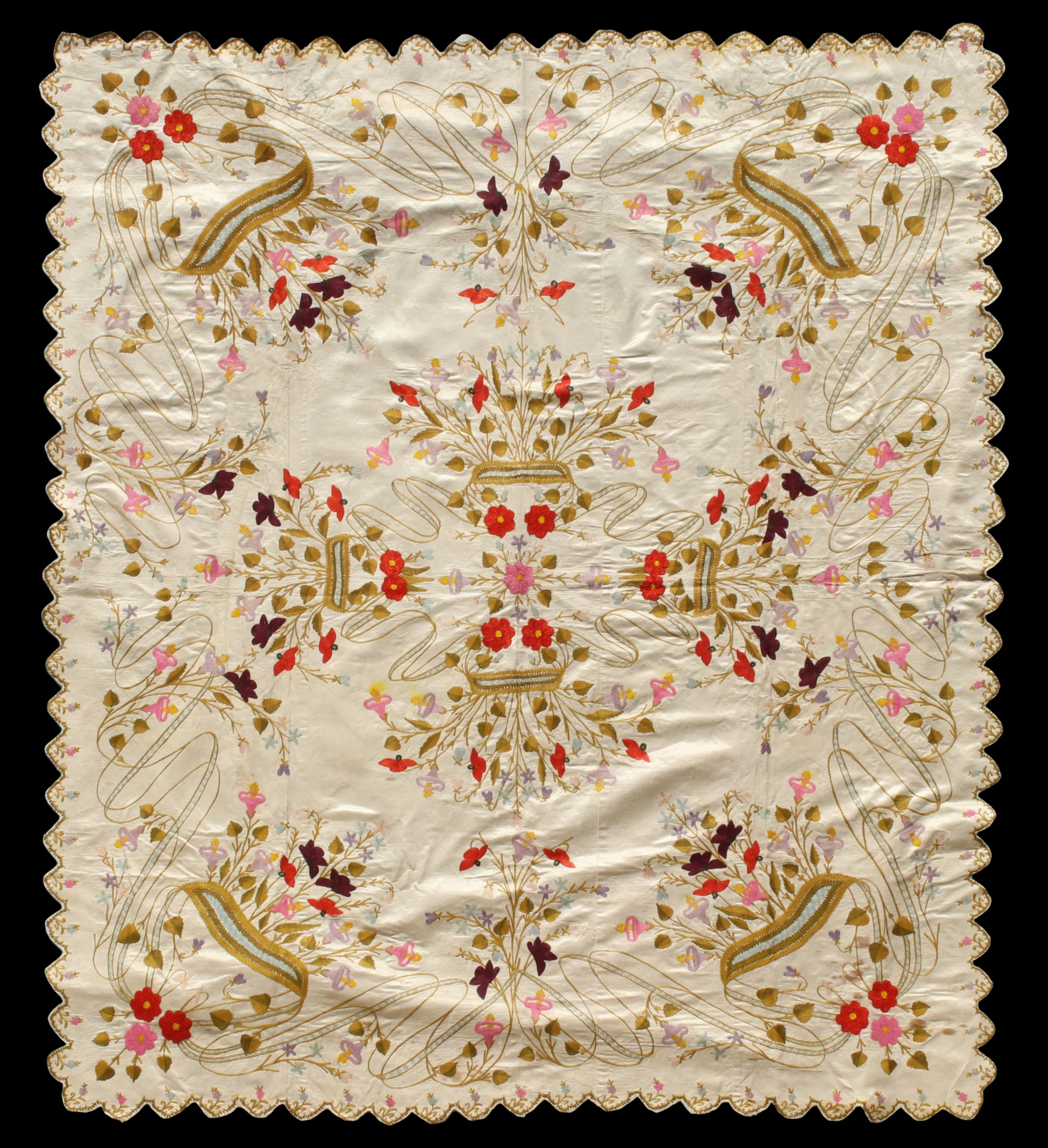 Покривка од свилен атлас со богат вез со форални мотиви, изработен
              со свилени конци, почеток на 20 век.