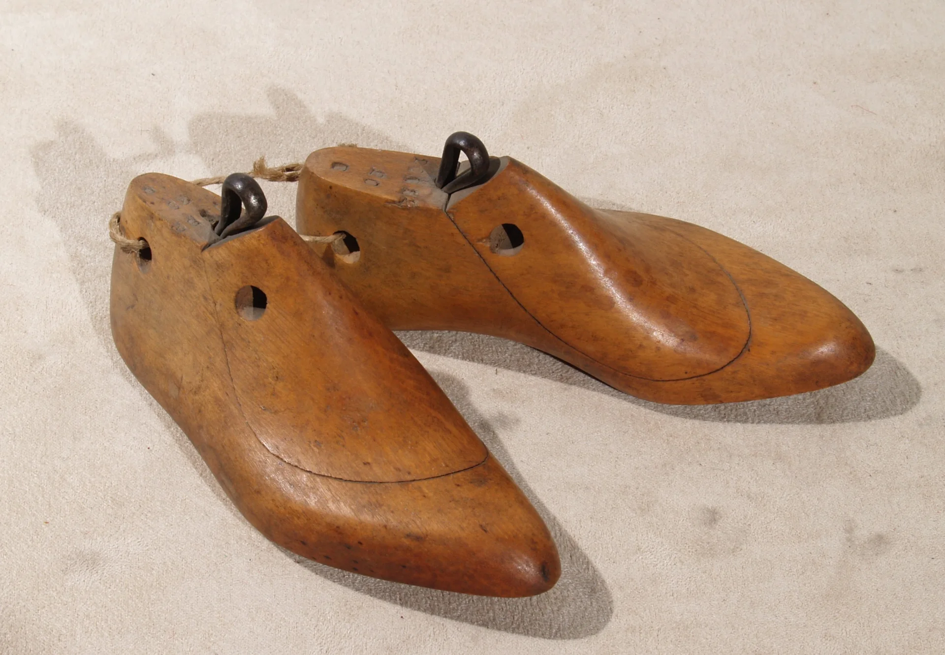 Калапи дрвени за изработување на женски чевли. Почеток на 20 век.