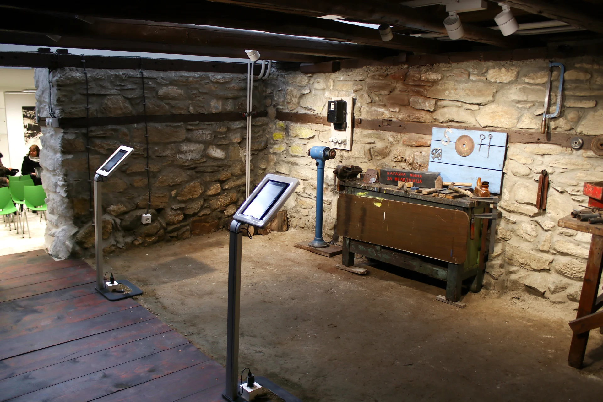 Дел од поставката во Илегалната работилница